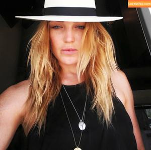 Caity Lotz photo #0018