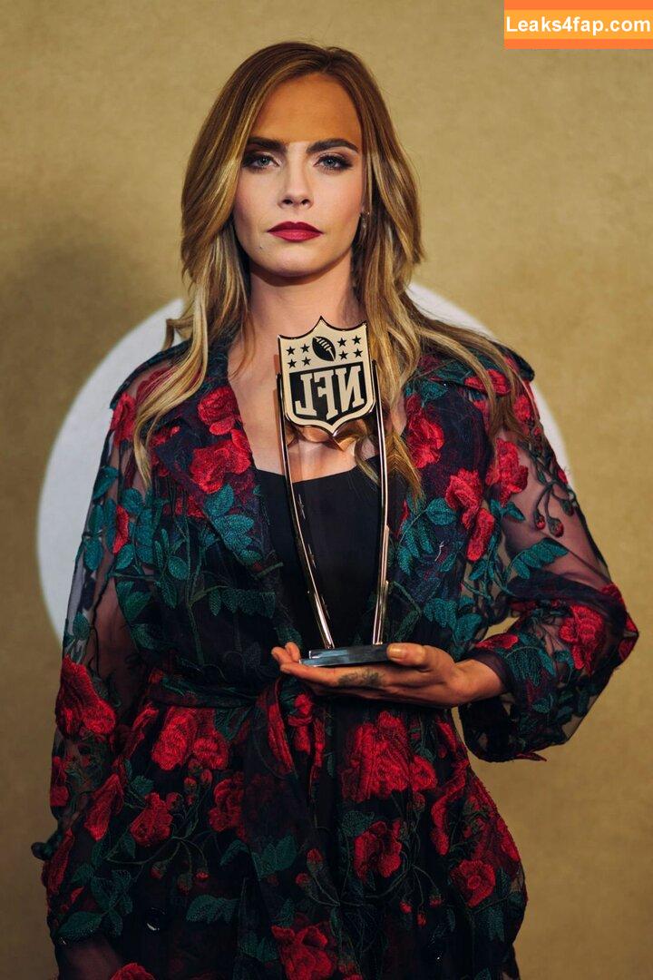 Cara Delevingne / CaraDelevingneOfficialPage / caradelevingne / https: слитое фото фото #0947