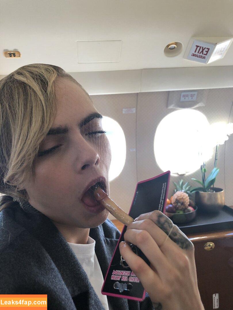 Cara Delevingne / CaraDelevingneOfficialPage / caradelevingne / https: слитое фото фото #1120