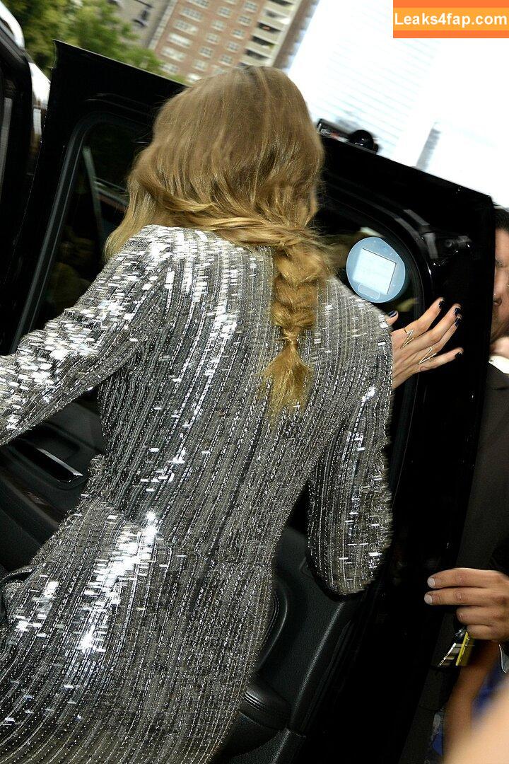 Cara Delevingne / CaraDelevingneOfficialPage / caradelevingne / https: leaked photo photo #1160