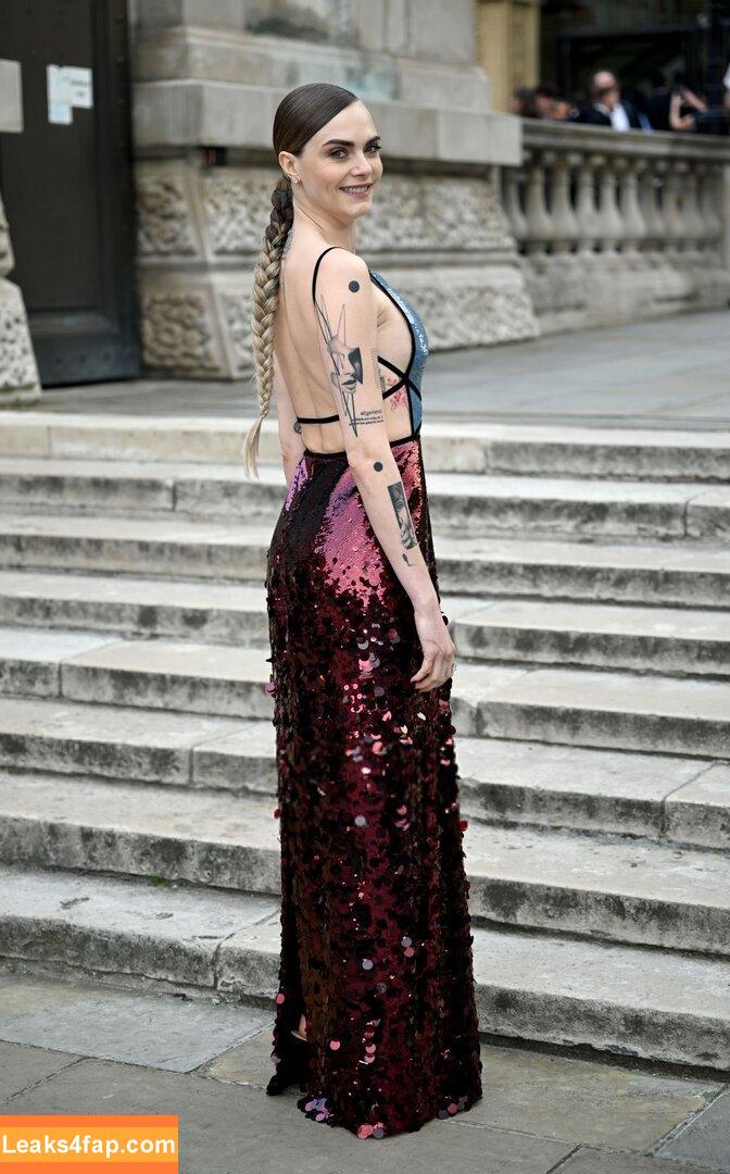 Cara Delevingne / CaraDelevingneOfficialPage / caradelevingne / https: слитое фото фото #1315