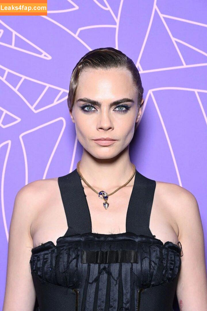 Cara Delevingne / CaraDelevingneOfficialPage / caradelevingne / https: слитое фото фото #1323