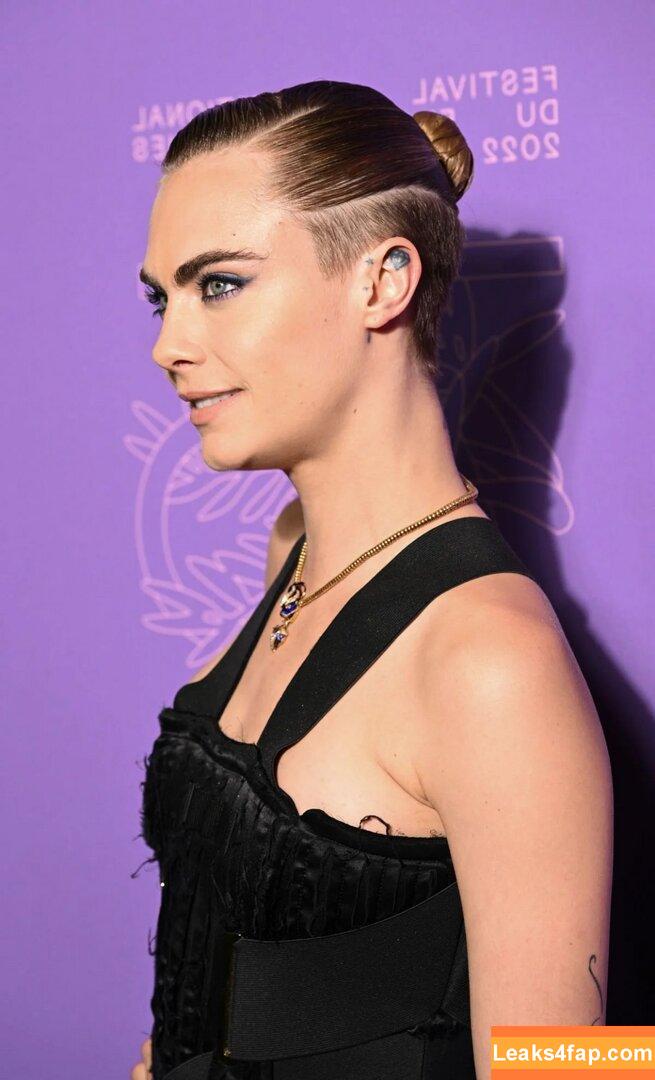 Cara Delevingne / CaraDelevingneOfficialPage / caradelevingne / https: слитое фото фото #1324