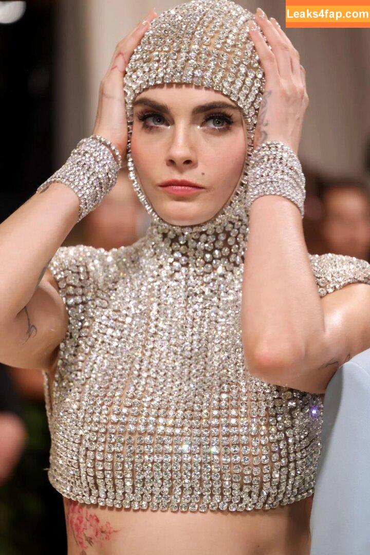 Cara Delevingne / CaraDelevingneOfficialPage / caradelevingne / https: слитое фото фото #1337