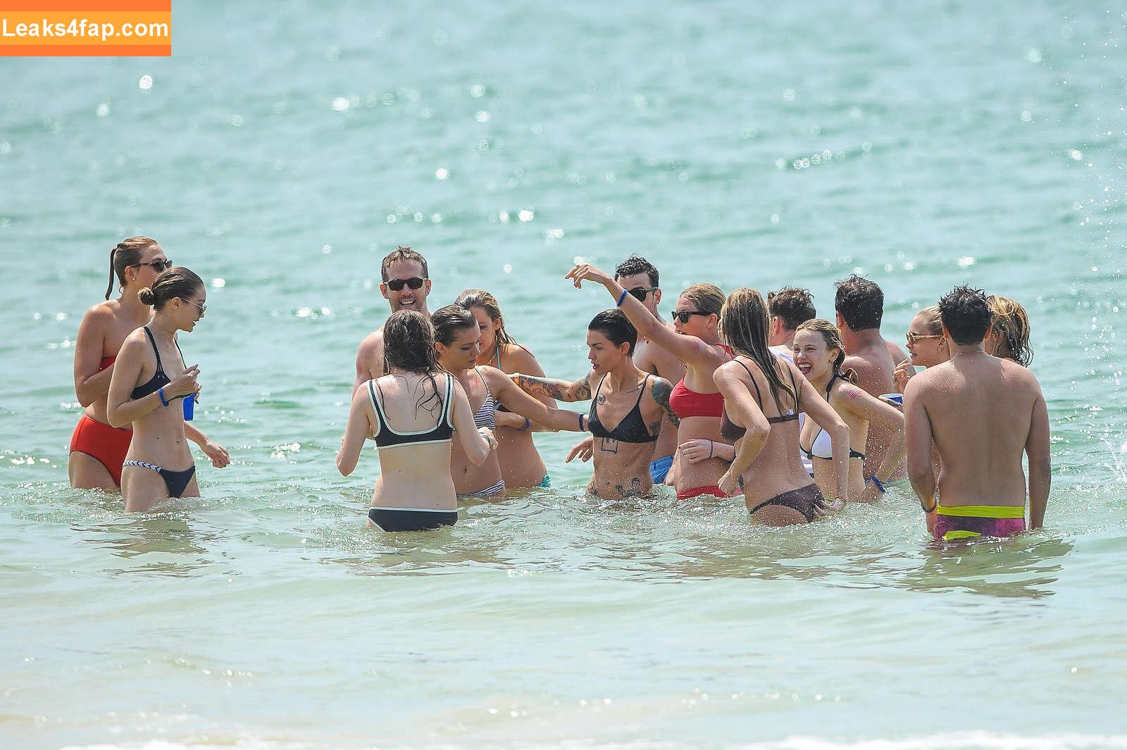 Cara Delevingne / CaraDelevingneOfficialPage / caradelevingne / https: слитое фото фото #1483