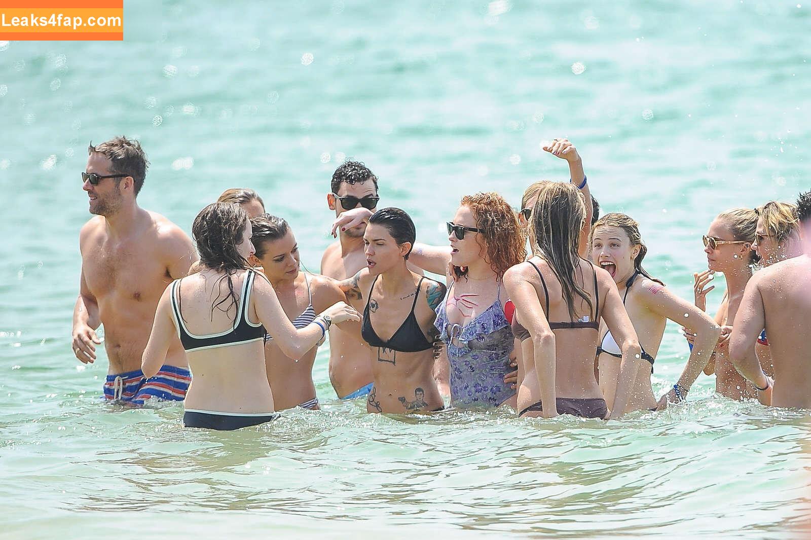 Cara Delevingne / CaraDelevingneOfficialPage / caradelevingne / https: слитое фото фото #1485