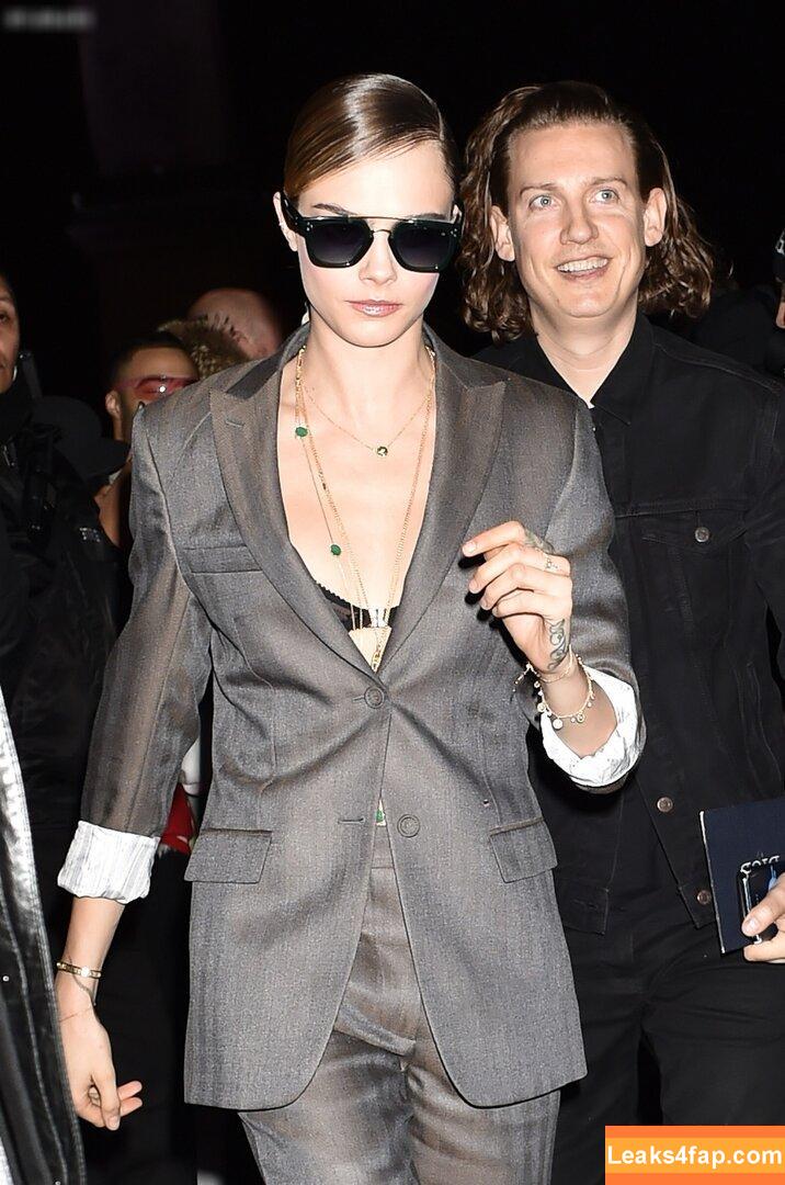 Cara Delevingne / CaraDelevingneOfficialPage / caradelevingne / https: слитое фото фото #1522