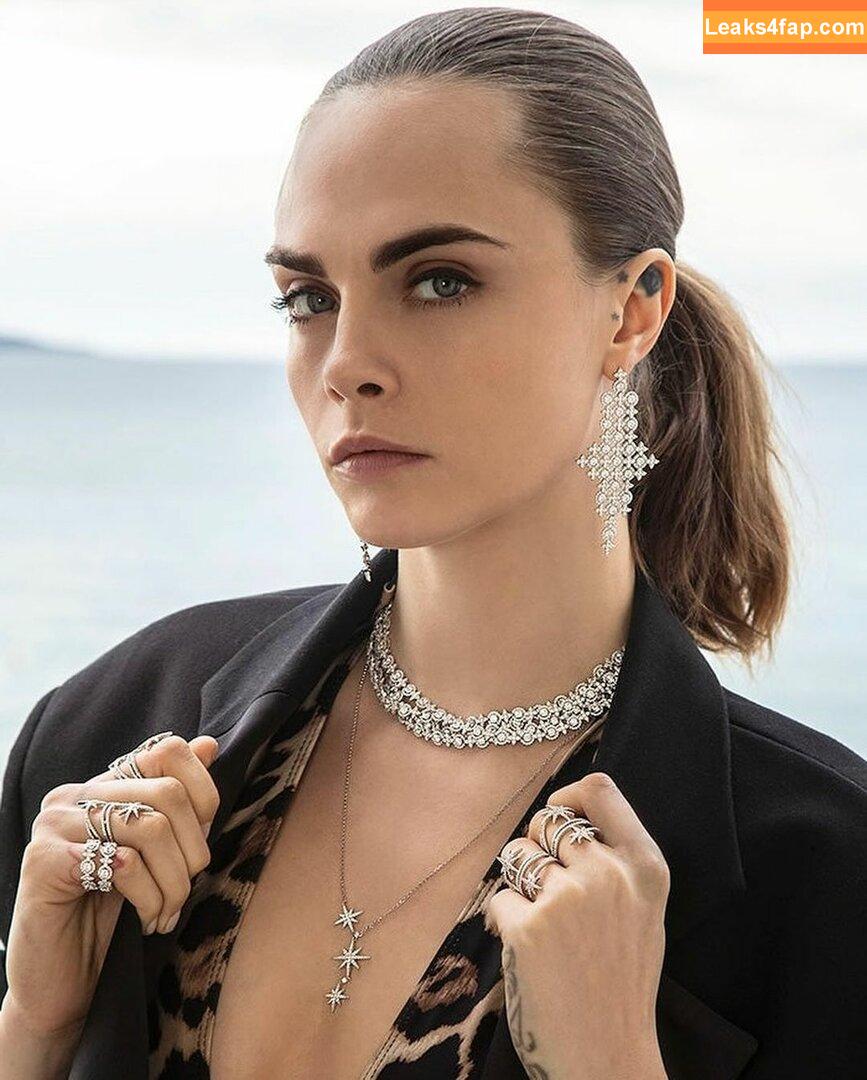Cara Delevingne / CaraDelevingneOfficialPage / caradelevingne / https: слитое фото фото #1528