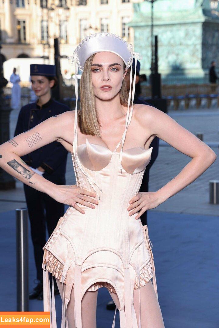 Cara Delevingne / CaraDelevingneOfficialPage / caradelevingne / https: слитое фото фото #1616