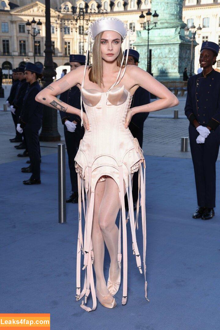 Cara Delevingne / CaraDelevingneOfficialPage / caradelevingne / https: слитое фото фото #1617