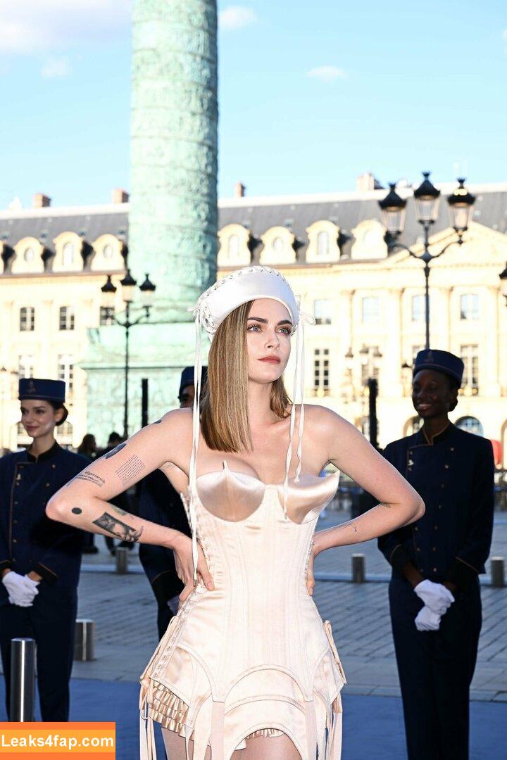 Cara Delevingne / CaraDelevingneOfficialPage / caradelevingne / https: слитое фото фото #1625