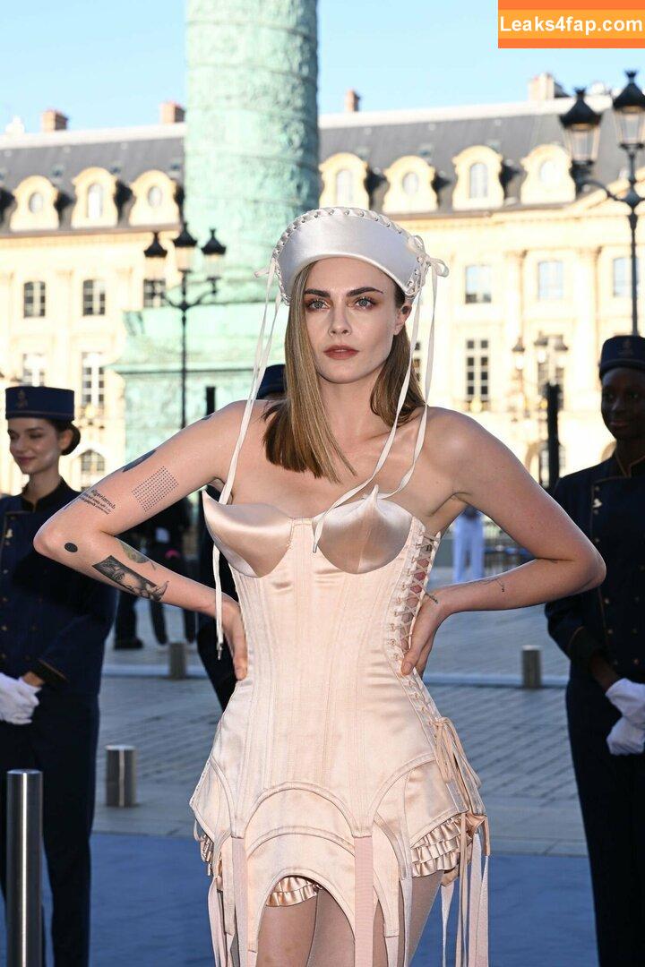 Cara Delevingne / CaraDelevingneOfficialPage / caradelevingne / https: слитое фото фото #1626