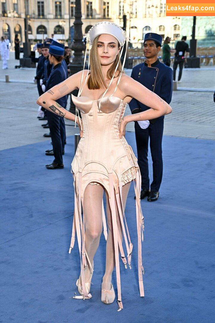 Cara Delevingne / CaraDelevingneOfficialPage / caradelevingne / https: слитое фото фото #1630