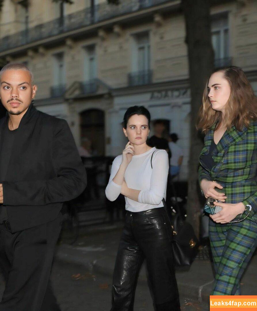 Cara Delevingne / CaraDelevingneOfficialPage / caradelevingne / https: слитое фото фото #1658