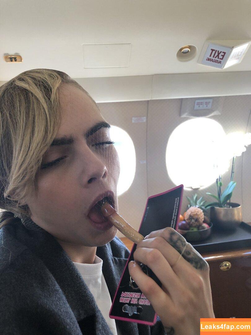 Cara Delevingne / CaraDelevingneOfficialPage / caradelevingne / https: слитое фото фото #1683
