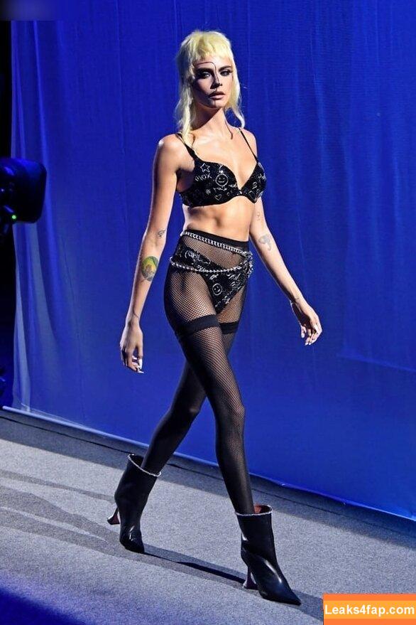 Cara Delevingne / CaraDelevingneOfficialPage / caradelevingne / https: слитое фото фото #1708