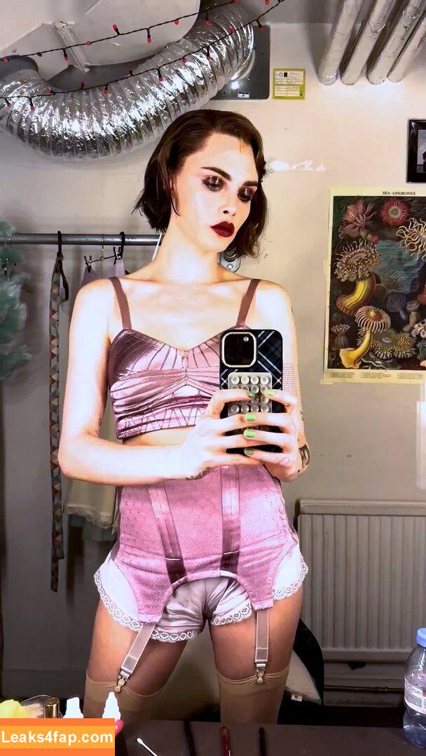 Cara Delevingne / CaraDelevingneOfficialPage / caradelevingne / https: слитое фото фото #1711