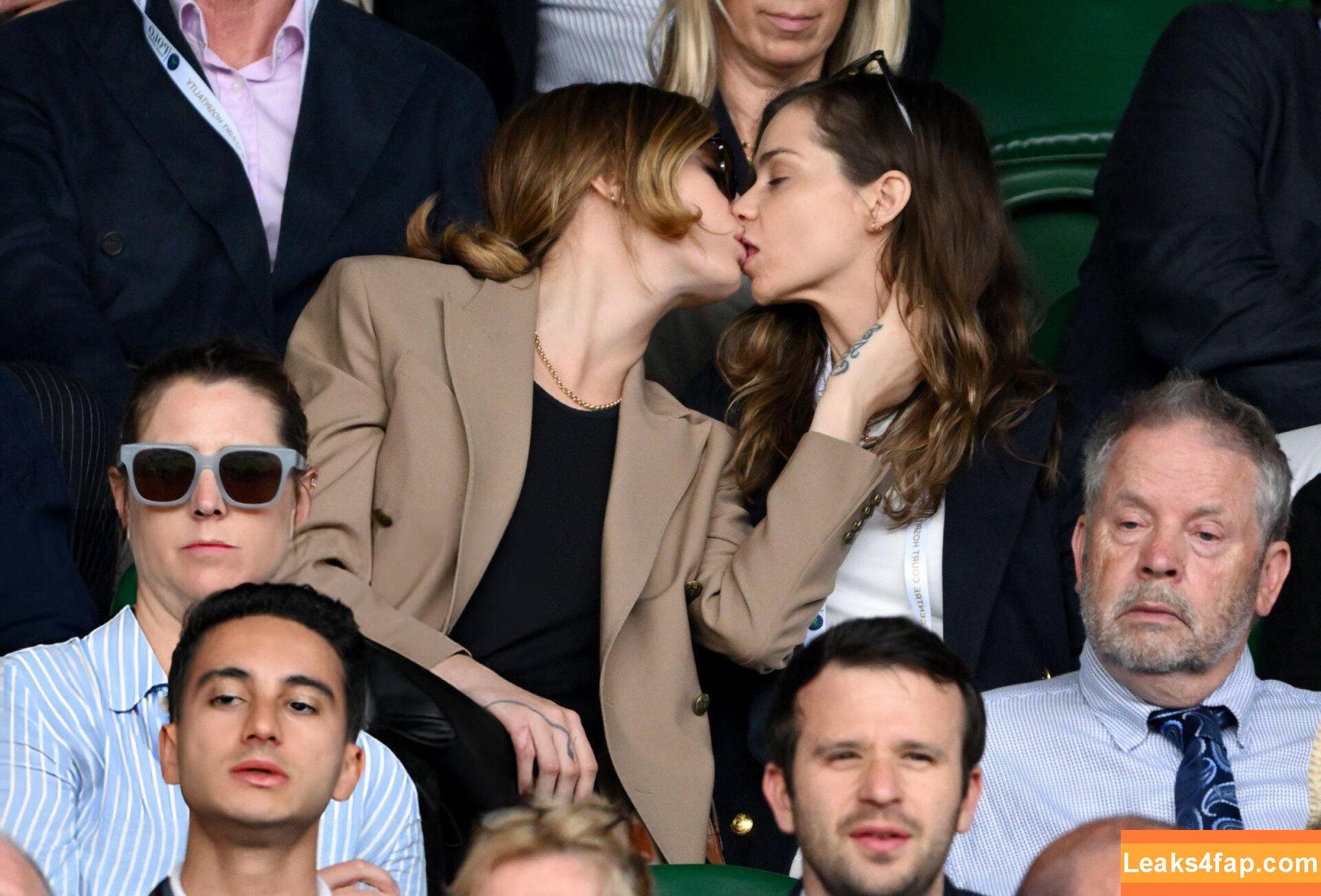 Cara Delevingne / caradelevingne leaked photo photo #2359