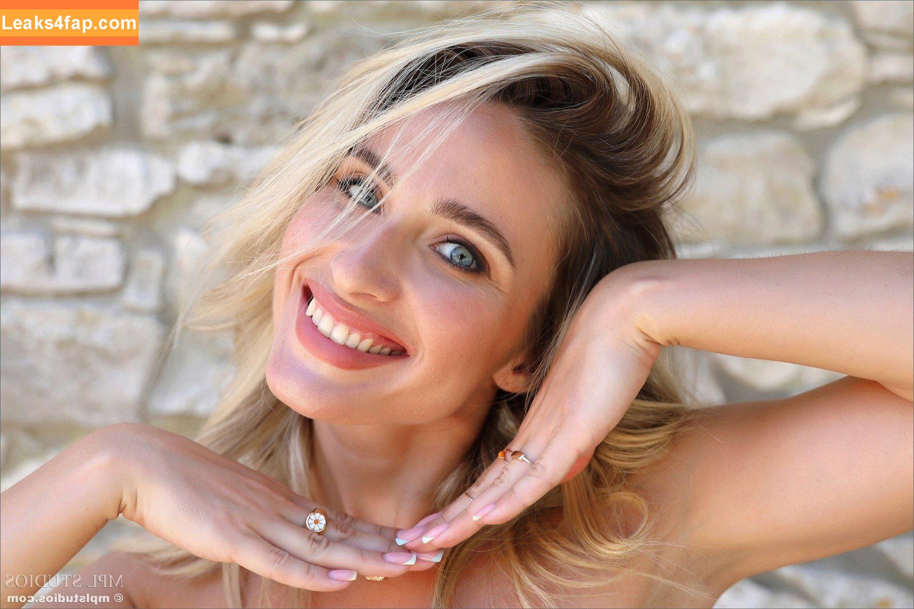 Cara Mell / im_your_supergirl / your_supergirl leaked photo photo #0391