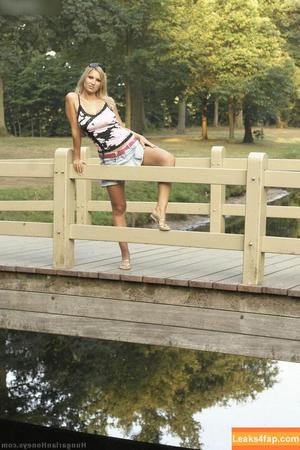 Carol Goldnerova photo #0583
