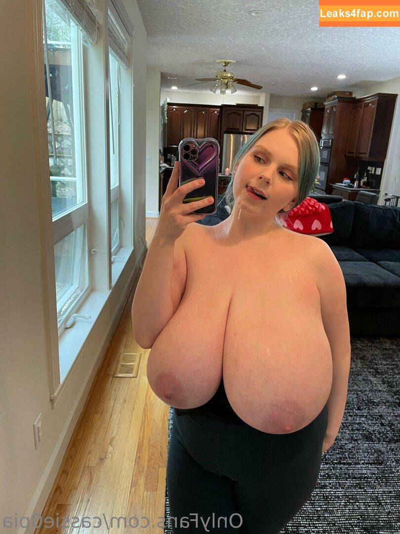 Cassie0pia / tcassie0pia / therealcassie0pia leaked photo photo #0821