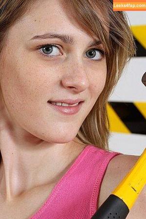 Celine West photo #0011