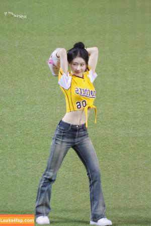 Chaeryeong photo #0112