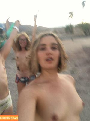 Chloe Fineman photo #0036