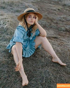 Chloe Fineman photo #0075