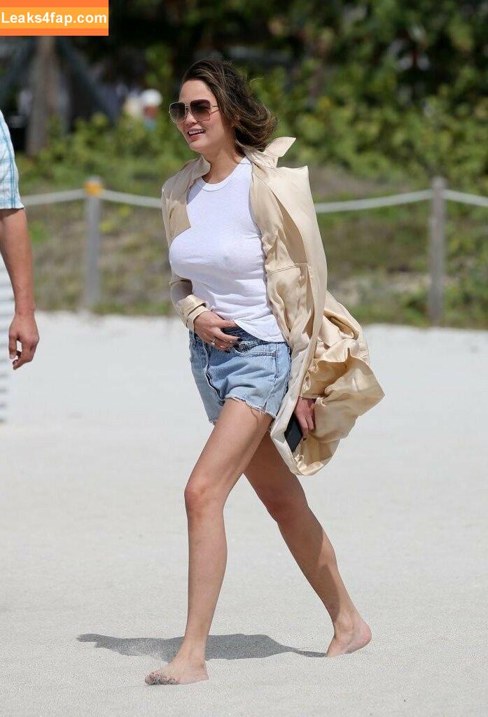 Chrissy Teigen / ChrissyTeigen слитое фото фото #0019