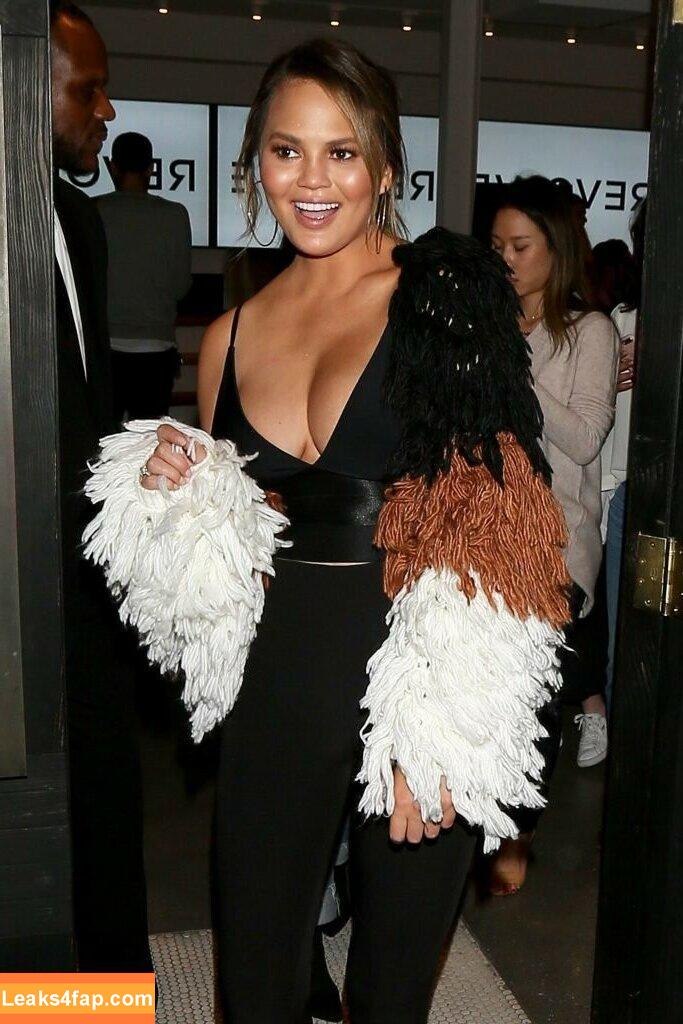 Chrissy Teigen / ChrissyTeigen слитое фото фото #0030