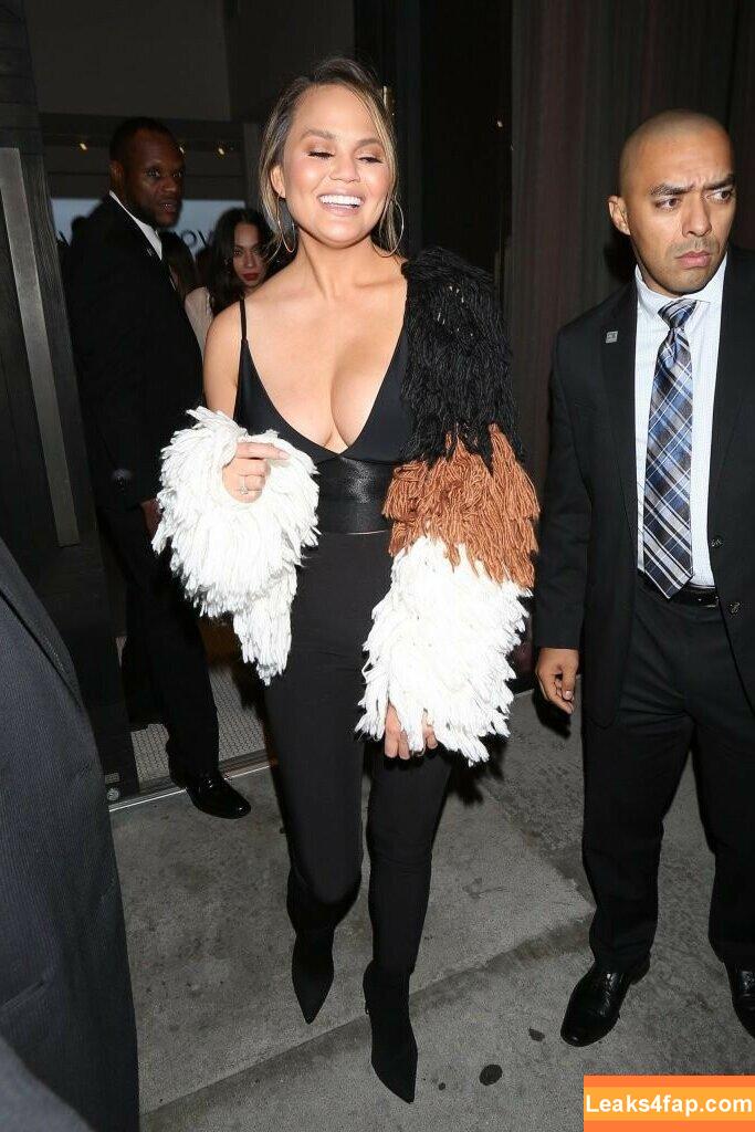 Chrissy Teigen / ChrissyTeigen слитое фото фото #0054