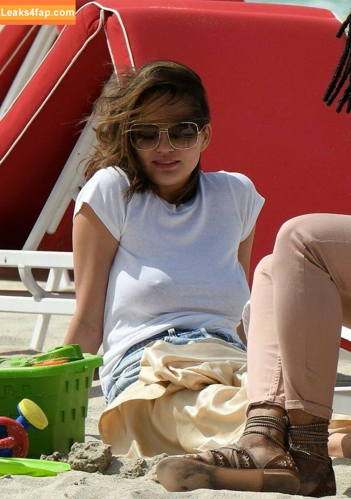 Chrissy Teigen / ChrissyTeigen слитое фото фото #0056