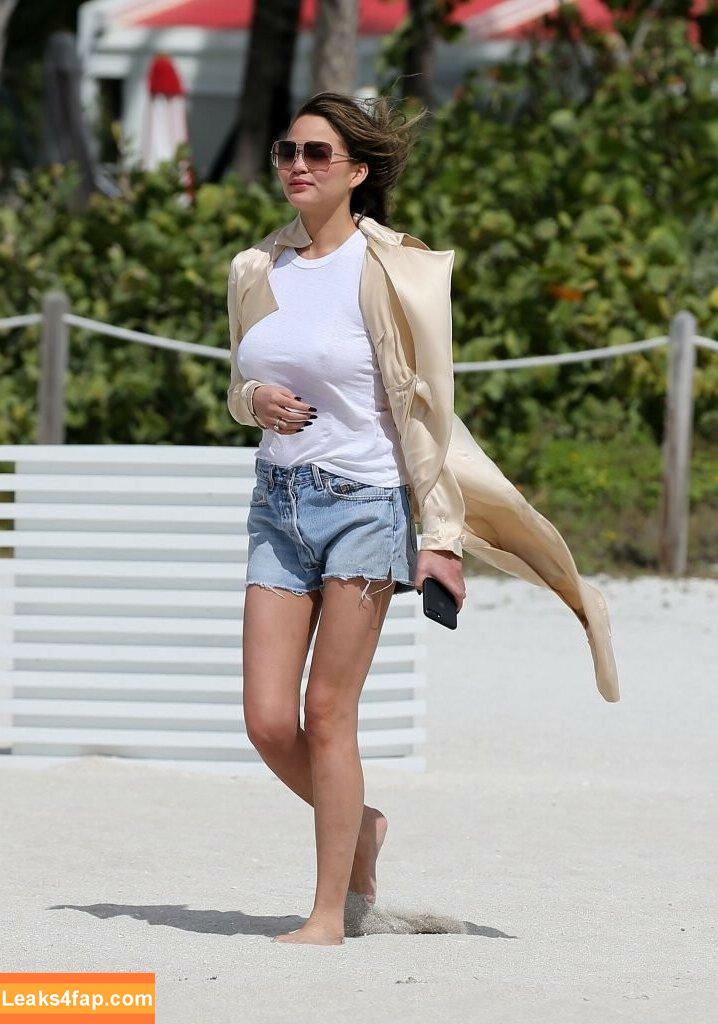 Chrissy Teigen / ChrissyTeigen слитое фото фото #0072