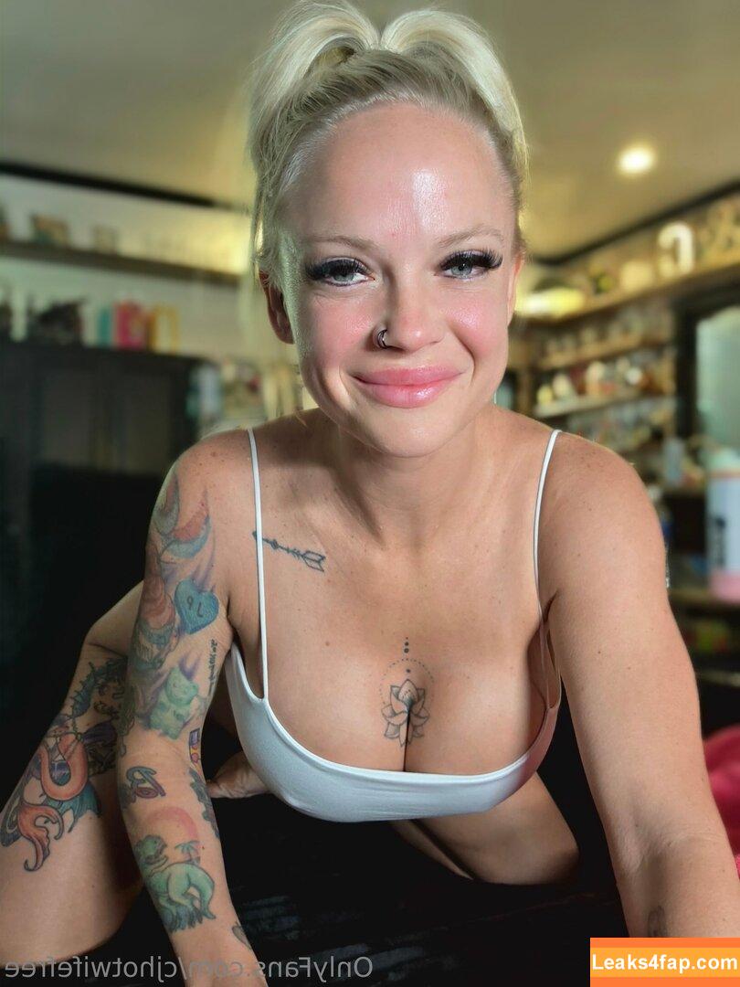 cjhotwifefree /  leaked photo photo #0052