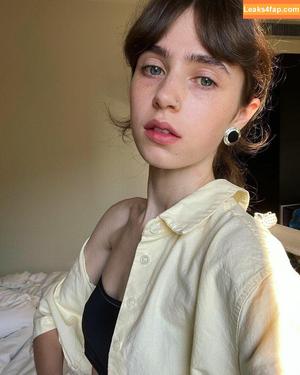 Clairo photo #0011