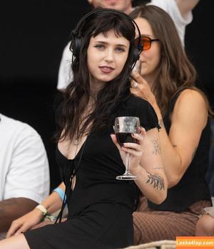 Clairo photo #0171