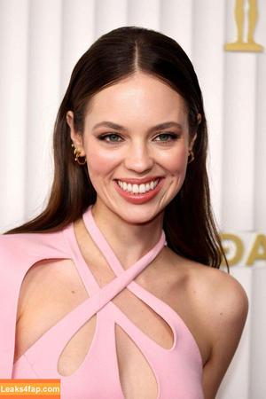 Claudia Sulewski photo #0023