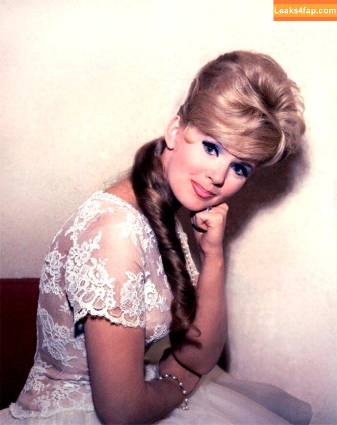 Connie Stevens / theconniestevens слитое фото фото #0023