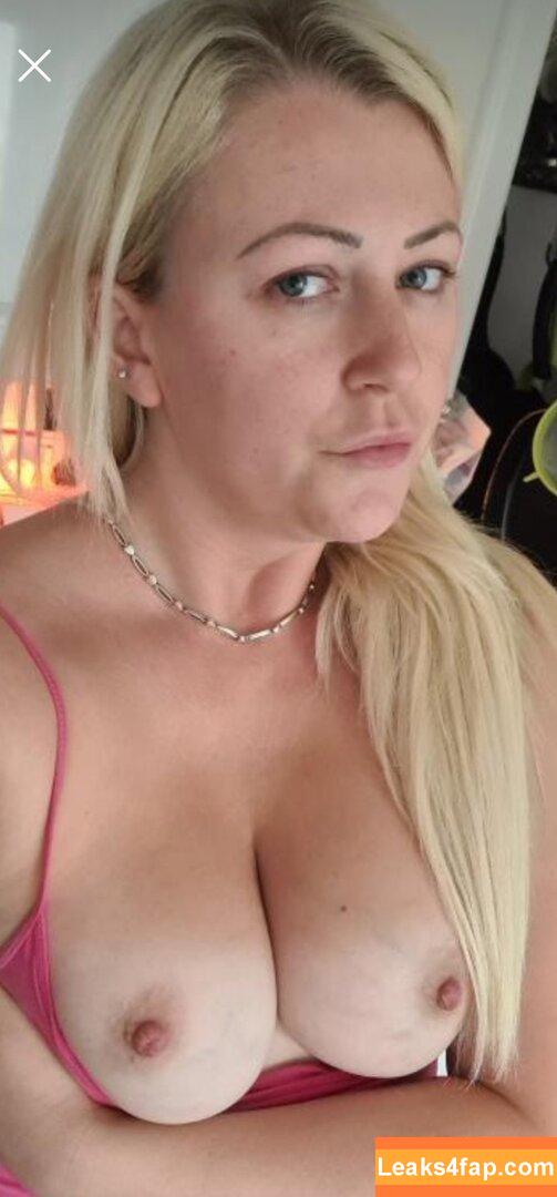 Corrine Marie / breastpumpingmummy / corrinehounslow / pretttylittlefeet69 leaked photo photo #0010