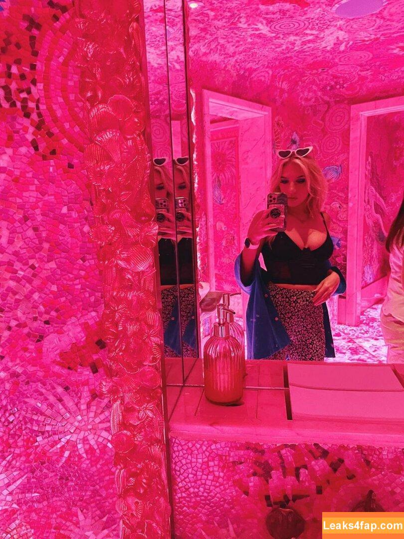 Courtney Miller / co_mill / courtney.miller / typicalvlogs leaked photo photo #0052