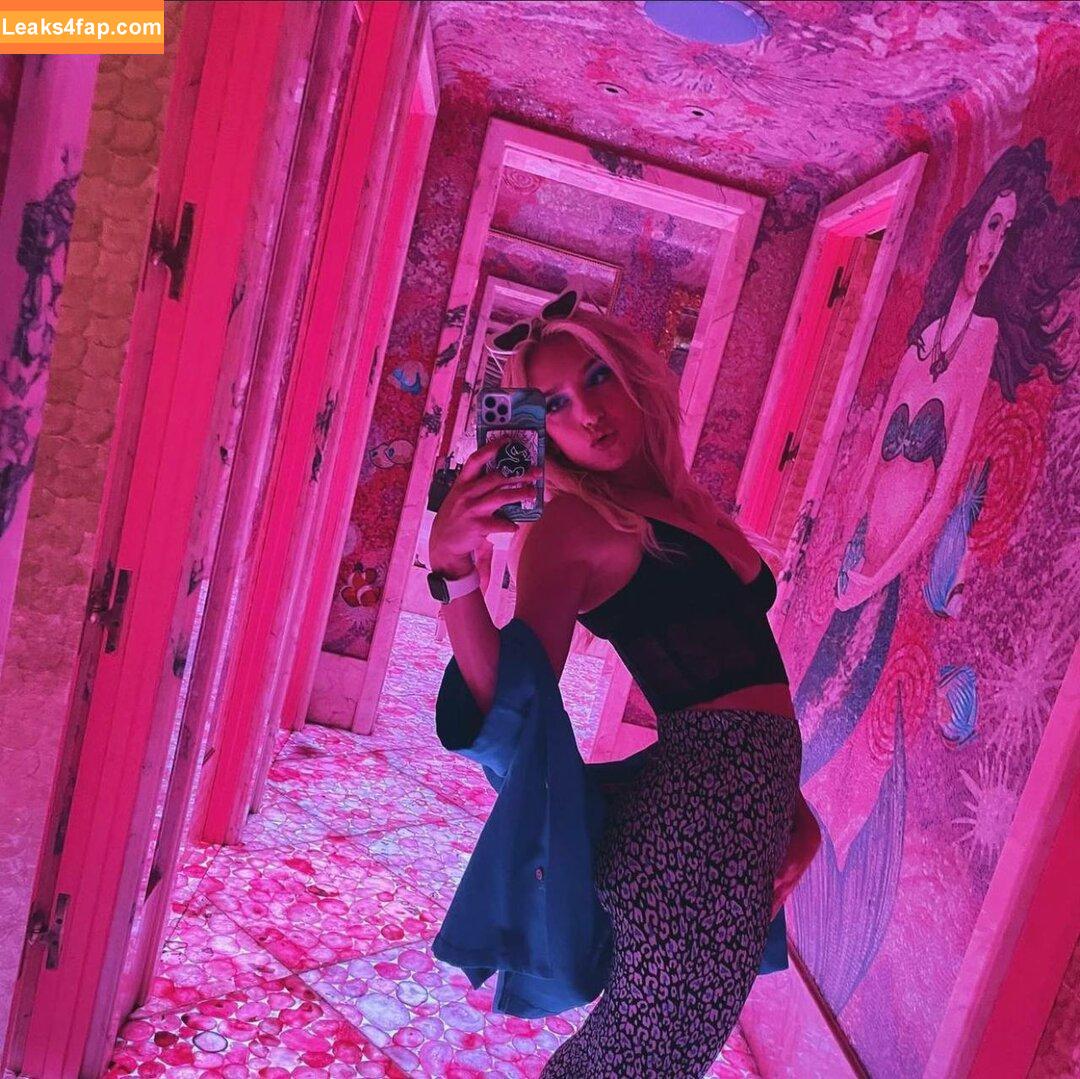 Courtney Miller / co_mill / courtney.miller / typicalvlogs leaked photo photo #0053