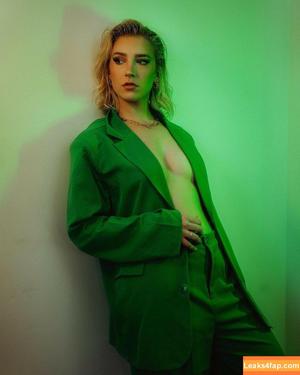 Courtney Miller photo #0002