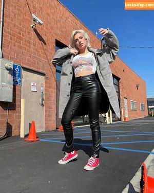 Courtney Miller photo #0013