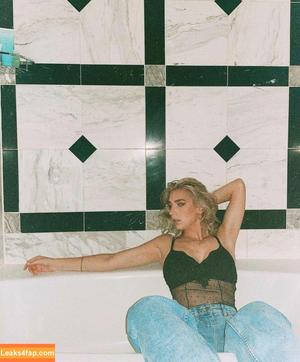 Courtney Miller photo #0095