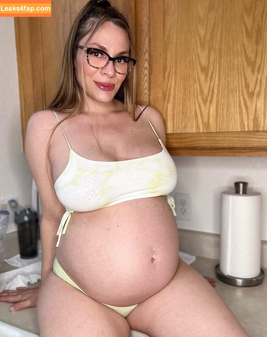 Curvy & Creamy Mia / https: / mamamiataylor / miasmilkers leaked photo photo #0002