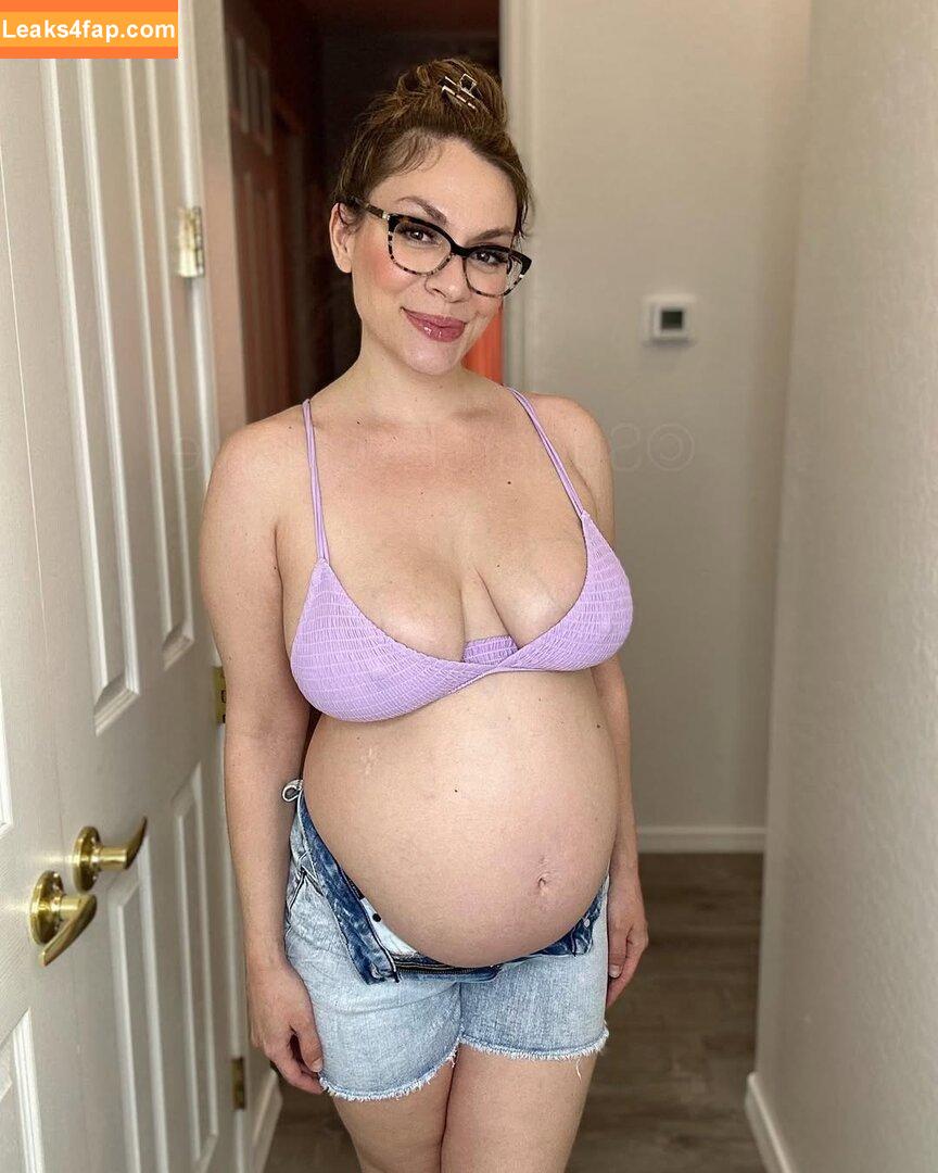 Curvy & Creamy Mia / https: / mamamiataylor / miasmilkers leaked photo photo #0012