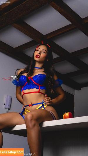 danielaantury photo #0200