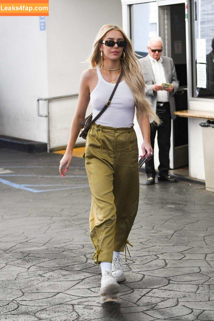 Delilah Hamlin /  leaked photo photo #0212