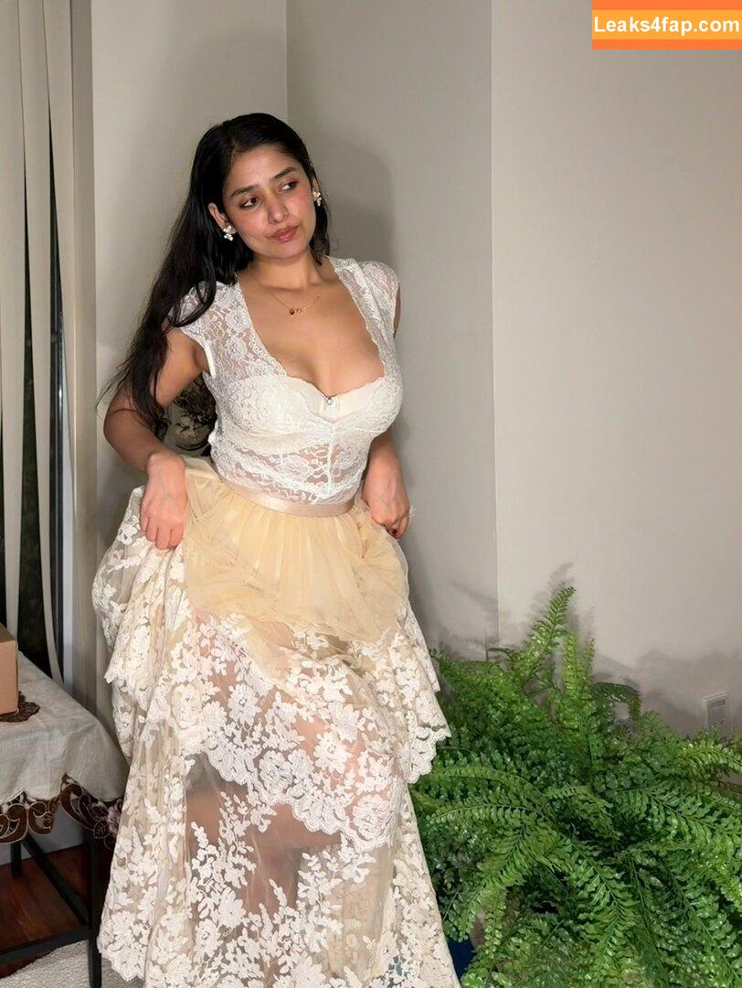 Divya Gupta бесплатные голые фото
